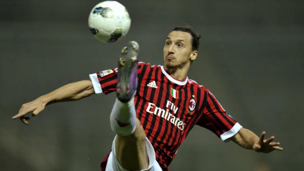 Zlatan Ibrahimović bei einem Fallrückzieher im Trikot des AC Mailand.