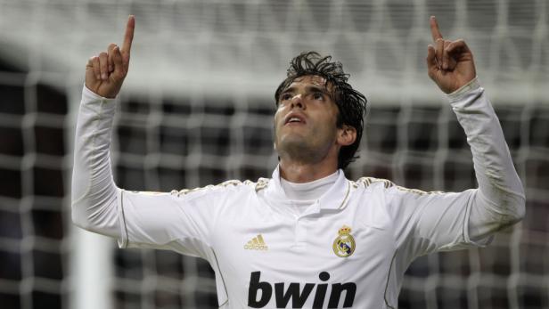 Fußballspieler Kaká jubelt mit erhobenen Händen und Blick nach oben.