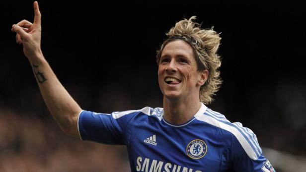 Fernando Torres im Trikot von Chelsea jubelt mit erhobenem Zeigefinger.