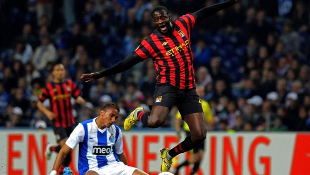 Ein Fußballspieler von Manchester City springt während eines Spiels in die Luft.