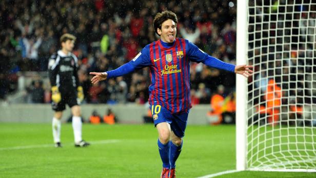 Lionel Messi jubelt auf dem Fußballfeld mit herausgestreckter Zunge.
