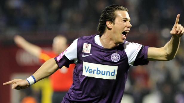 Ein Fußballspieler von Austria Wien jubelt mit erhobenem Zeigefinger.