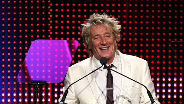 Rod Stewart lächelt bei einer Preisverleihung ins Mikrofon.