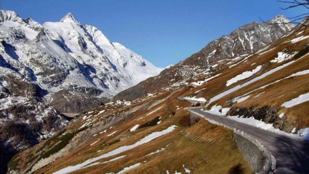 Die Großglockner Hochalpenstraße schlängelt sich durch eine winterliche Berglandschaft.