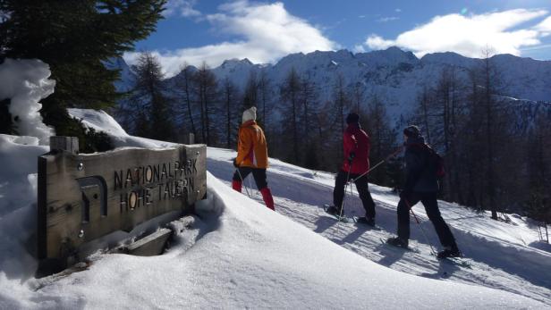 Drei Personen wandern mit Schneeschuhen im Nationalpark Hohe Tauern.