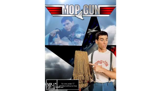 Ein Mann präsentiert eine Parodie auf den Film „Top Gun“ mit dem Titel „Mop Gun“.