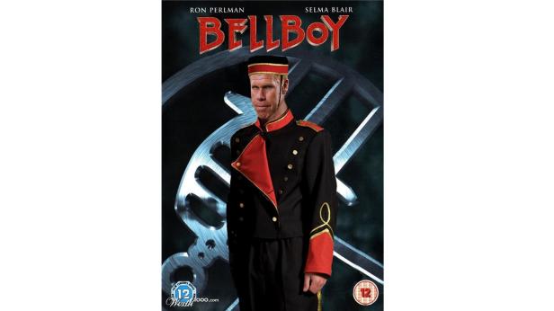 Das Filmplakat für „Bellboy“ zeigt Ron Perlman als Hotelpagen.