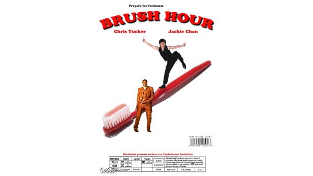 Chris Tucker und Jackie Chan stehen auf einer überdimensionalen Zahnbürste für „Brush Hour“.