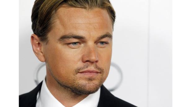 Porträt von Leonardo DiCaprio mit leichtem Bart und Anzug.