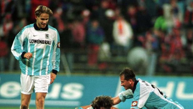 Fußballspieler im hellblau-weißen Trikot von 1860 München auf dem Spielfeld.