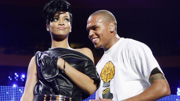 Rihanna und Chris Brown stehen auf einer Bühne.
