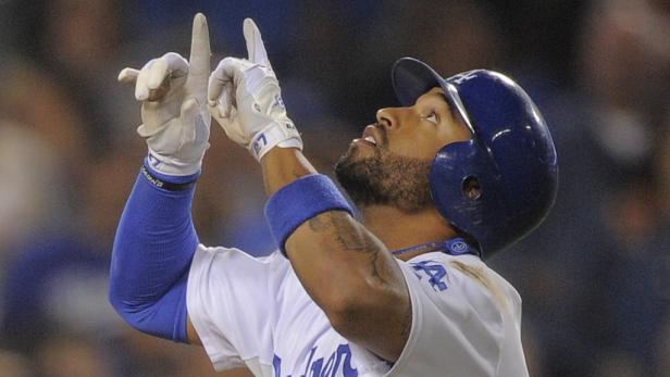 Ein Baseballspieler der Los Angeles Dodgers zeigt mit den Fingern nach oben.