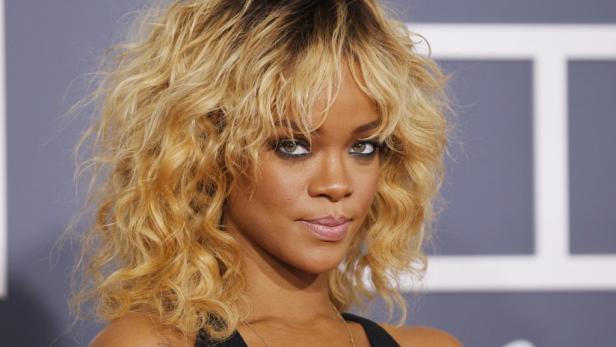 Nahaufnahme von Rihanna mit blond gelocktem Haar.