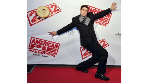 Jason Biggs posiert auf dem roten Teppich für „American Pie: Das Klassentreffen“.