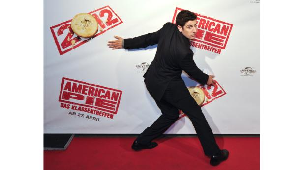 Jason Biggs posiert auf dem roten Teppich für „American Pie: Das Klassentreffen“.