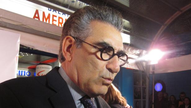 Porträt von Eugene Levy mit runder Brille bei einer Veranstaltung.