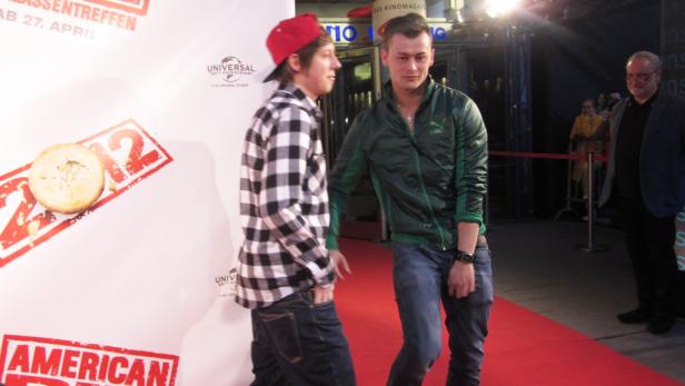 Zwei Männer auf dem roten Teppich bei der Premiere von „American Pie: Das Klassentreffen“.
