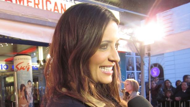 Schauspielerin Eva Longoria lächelt auf dem roten Teppich.