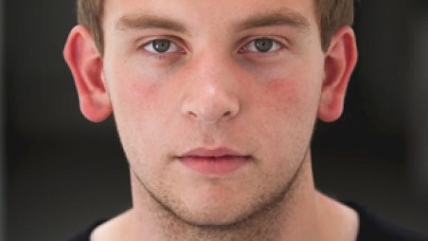 Porträt eines jungen Mannes mit hellbraunen Haaren und hellen Augen.