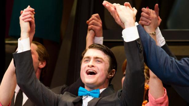 Daniel Radcliffe feiert mit dem Ensemble auf der Bühne.