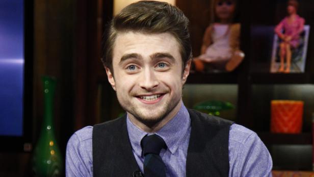 Daniel Radcliffe lächelt in die Kamera.