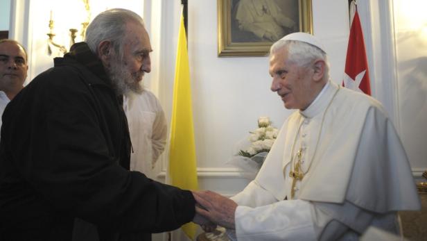 Fidel Castro schüttelt Papst Benedikt XVI. die Hand.