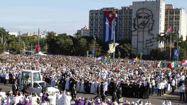 Eine große Menschenmenge versammelt sich auf dem Platz der Revolution in Havanna, Kuba.