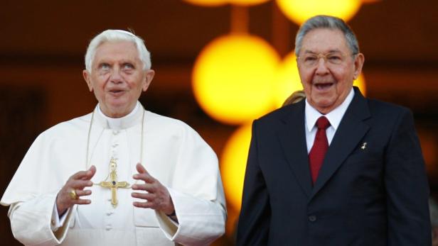 Papst Benedikt XVI. und Raúl Castro stehen nebeneinander.
