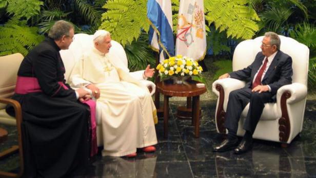 Papst Benedikt XVI. trifft sich mit Raúl Castro in Kuba.