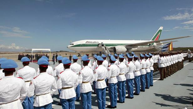 Eine Ehrenformation steht vor einem Alitalia-Flugzeug.