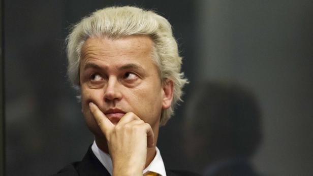 Geert Wilders mit der Hand am Kinn, in Gedanken versunken.