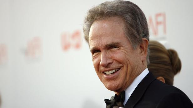 Warren Beatty lächelt auf einer Veranstaltung.