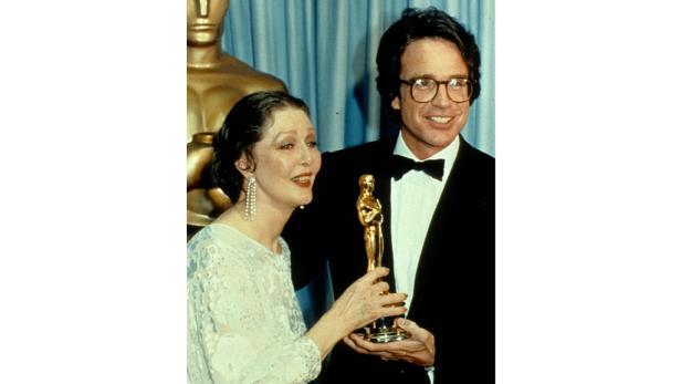 Meryl Streep und Jerry Weintraub halten eine Oscar-Statue.