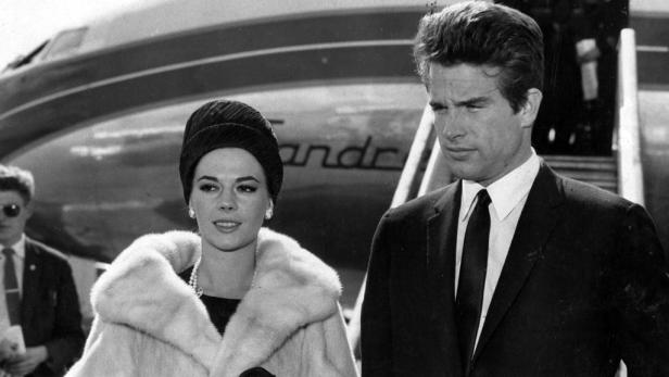 Natalie Wood und Warren Beatty steigen aus einem Flugzeug.