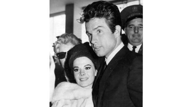Natalie Wood und Warren Beatty werden von Reportern umringt.