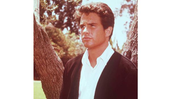 Ein Porträt des Schauspielers Warren Beatty vor einem Baum.