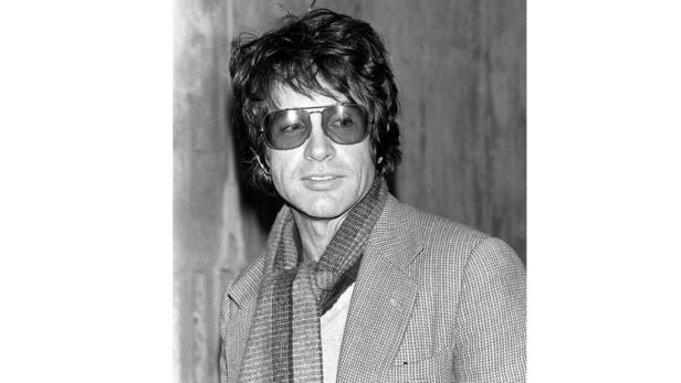 Ein Schwarzweißporträt von Jack Nicholson mit Sonnenbrille und Schal.