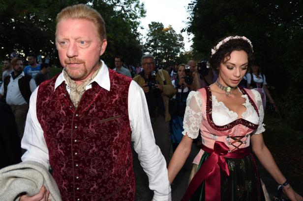 Boris Becker und eine Frau im Dirndl halten Händchen.