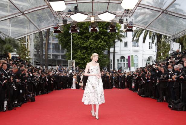 Cate Blanchett auf dem roten Teppich in Cannes, umringt von Fotografen.