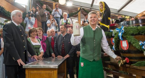 Der Münchner Oberbürgermeister zapft auf dem Oktoberfest ein Bierfass an.