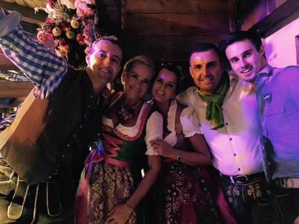 Eine Gruppe von Personen in Tracht posiert für ein Foto.