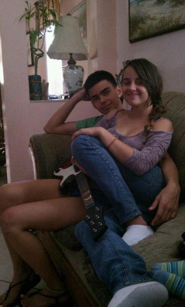 Ein junges Paar sitzt auf einem Sofa, wobei das Mädchen eine Spielzeuggitarre hält.