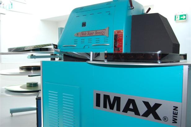 Eine blaue „Mole Super Seventy“-Filmbearbeitungsmaschine von IMAX Wien.
