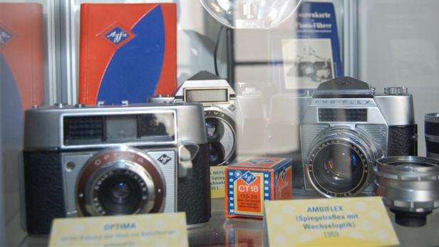 Mehrere Agfa-Kameras, darunter eine Optima und eine Ambiflex, in einer Vitrine.