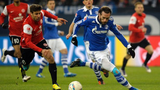 Ein Fußballspieler von Schalke 04 spielt den Ball während eines Fußballspiels.