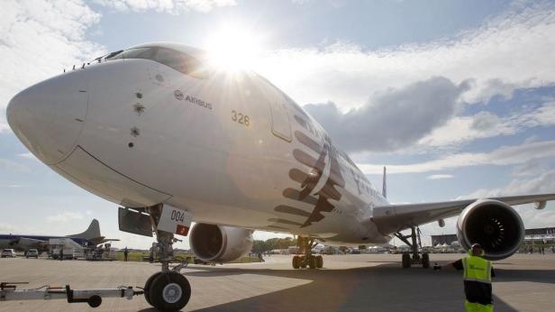 Ein Airbus-Flugzeug steht auf einem Rollfeld im gleißenden Sonnenlicht.