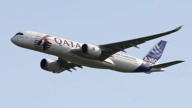 Ein Airbus A350 der Qatar Airways im Flug.