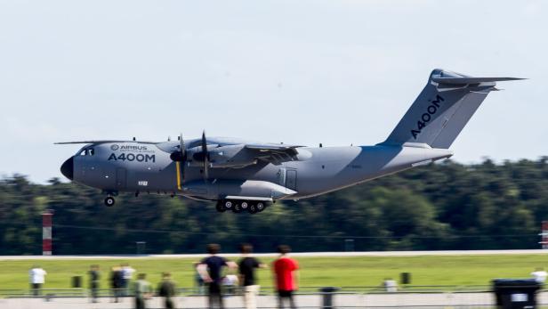 Ein Airbus A400M Militärtransporter startet von einer Landebahn.