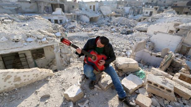 TOPSHOT-SYRIA-CONFLICT-ALEPPO-MUSIC Außenpolitik: Das kommt 2016 auf uns zu