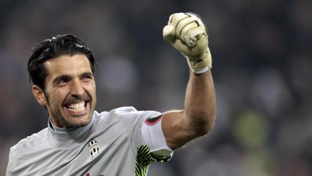 Gianluigi Buffon, Torwart von Juventus Turin, jubelt mit erhobener Faust.